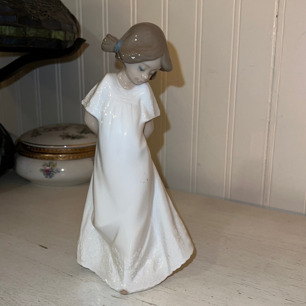 Lladro NAO Spain girl f-13 205 8”